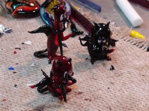 Glasfiguren das Ergebnis stundelanger Arbeit Murano Glasschmuck - kleine Glasteufelchen